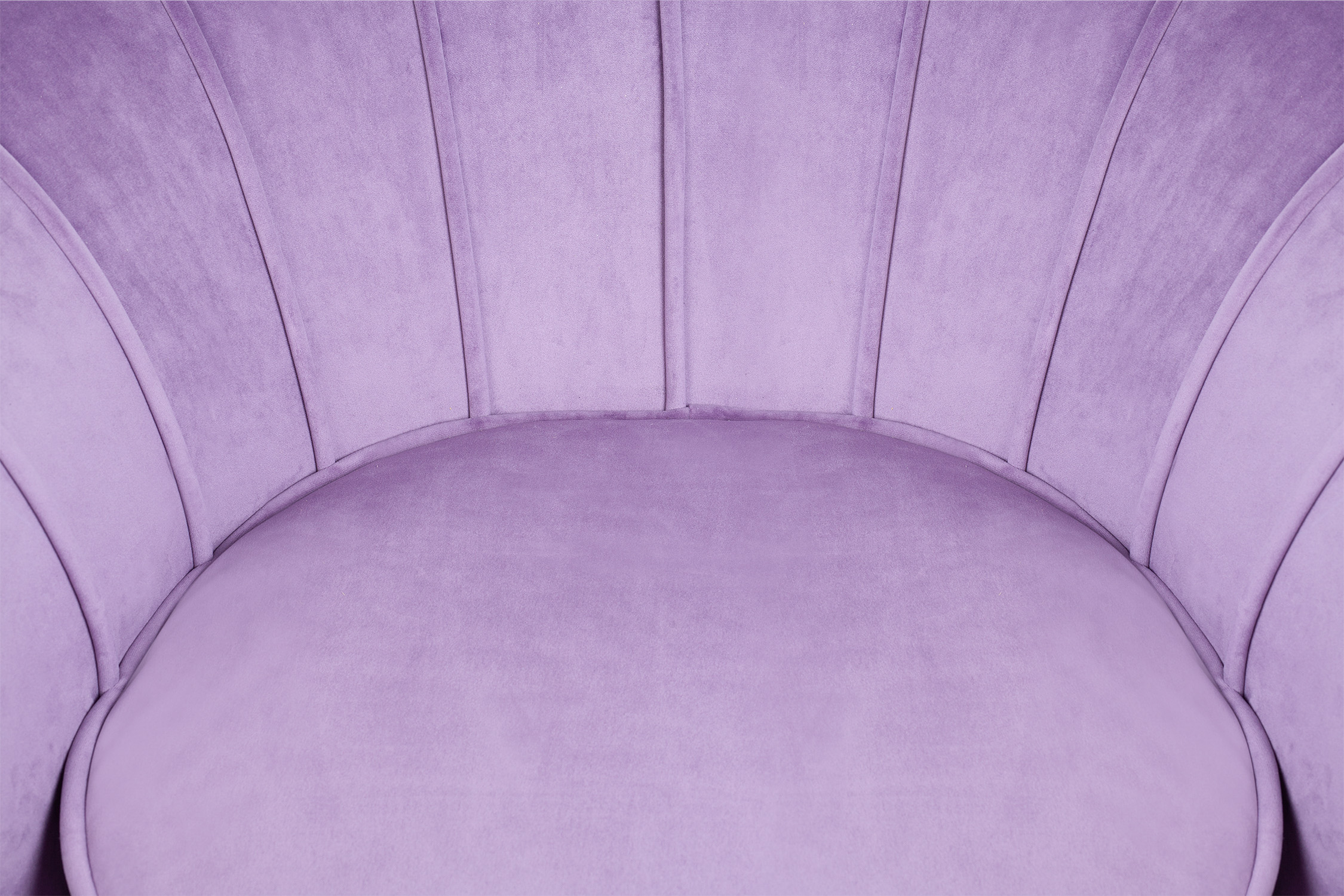 Низкое кресло ракушка Pearl Purple в интерьере
