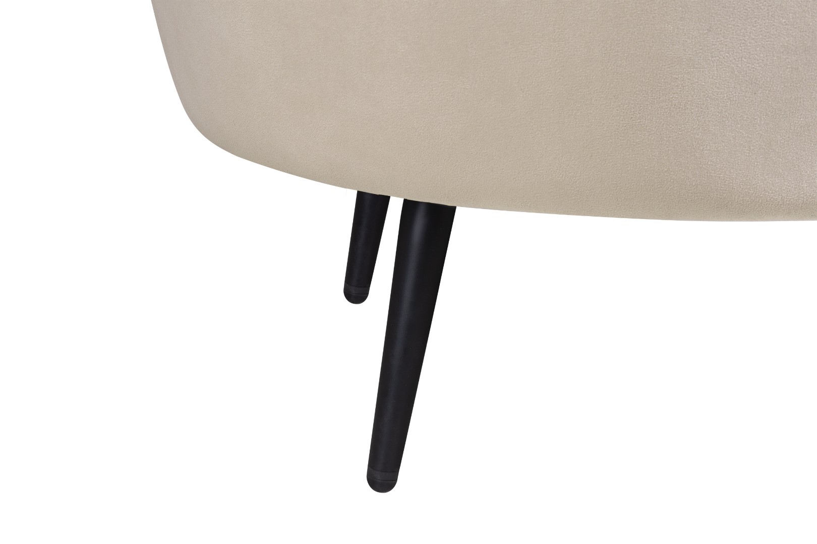 фото Низкое кресло ракушка Pearl Taupe на черных ножках в интерьере