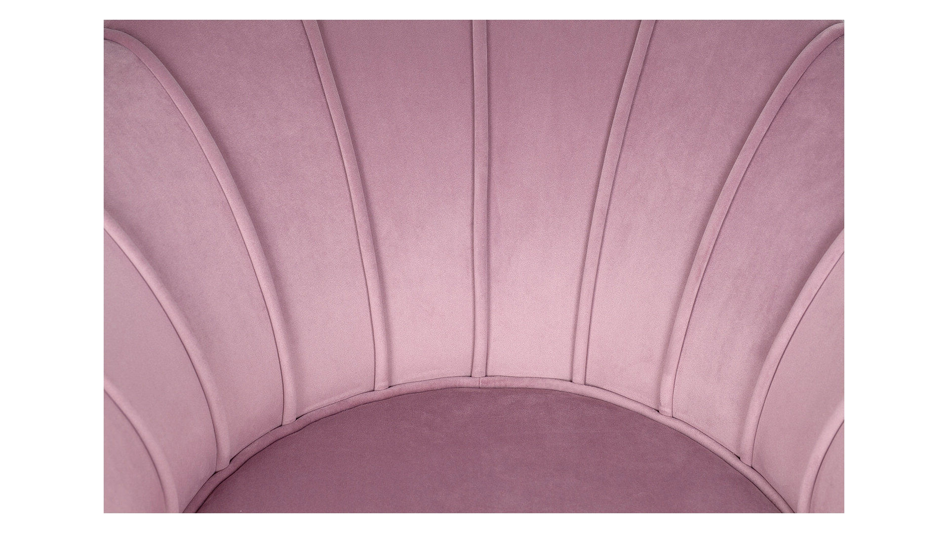 Кресло ракушка Pearl Pink на черных ножках в интерьере