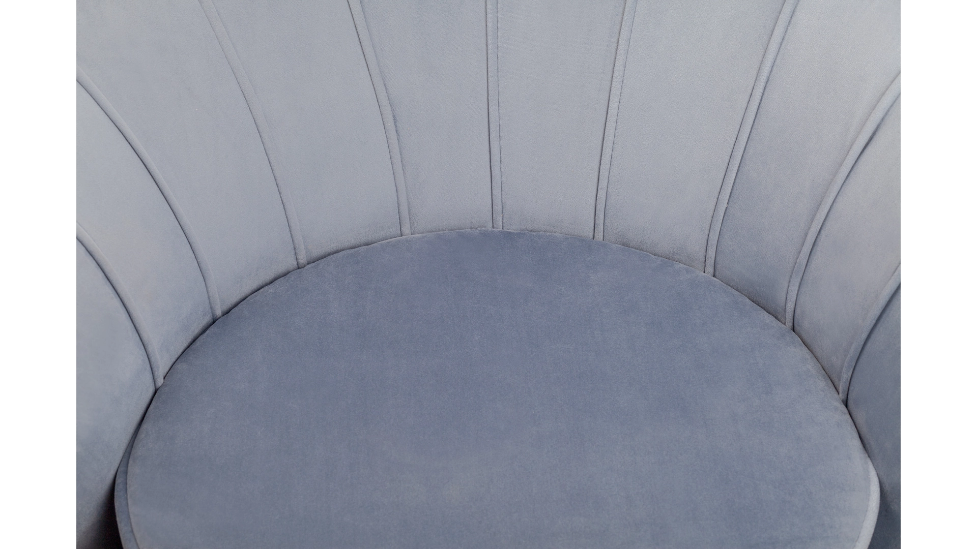 Низкое кресло ракушка Pearl Sky на черных ножках в интерьере в Москве Низкое кресло ракушка Pearl Sky на черных ножках в интерьере