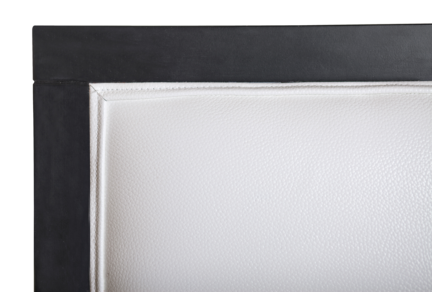 Классическое американское кресло Colin White Leather в интерьере