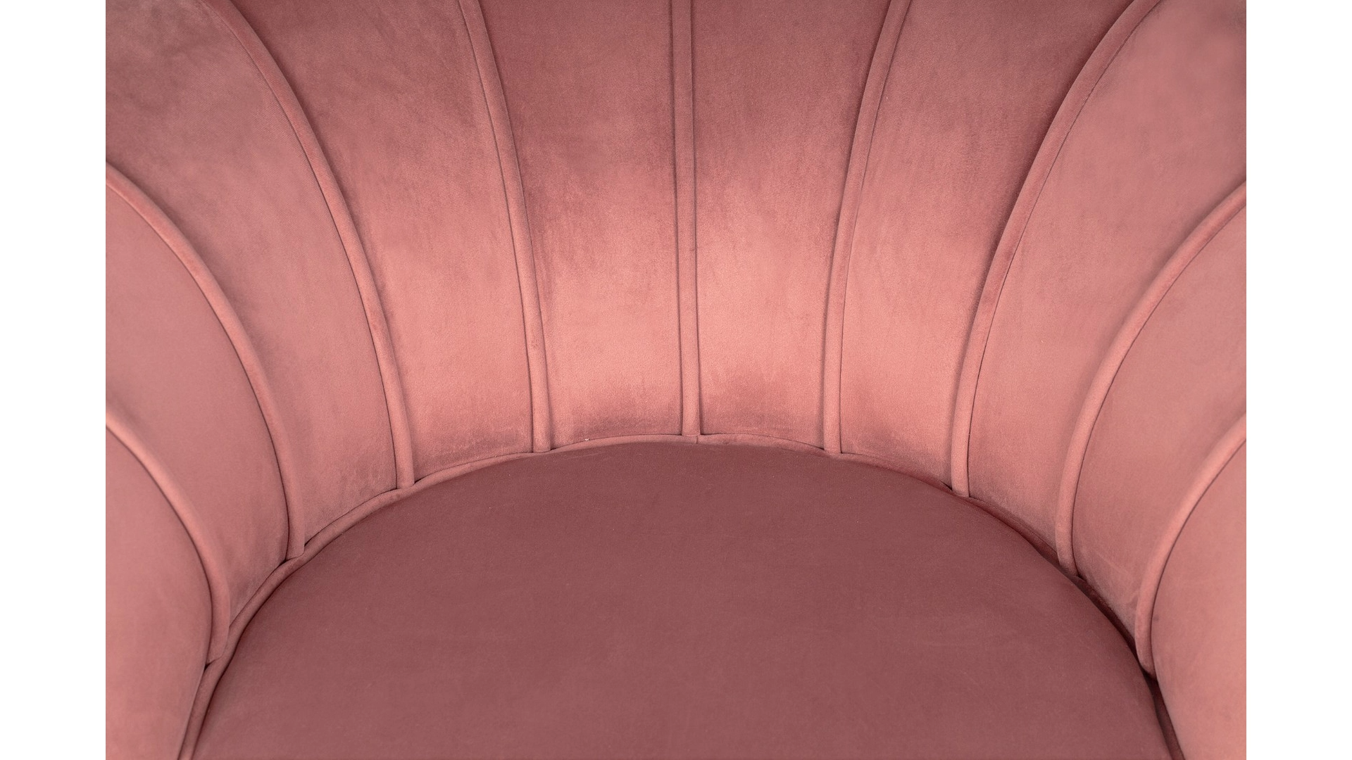 Низкое кресло ракушка Pearl Pink V3 на черных ножках в интерьере в Москве Низкое кресло ракушка Pearl Pink V3 на черных ножках в интерьере