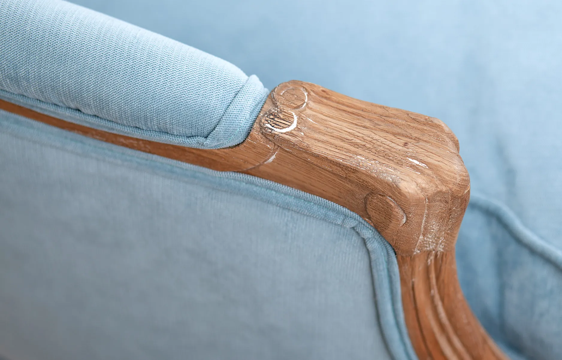 Мягкое полукресло с подлокотниками Aldo Light Blue в интерьере