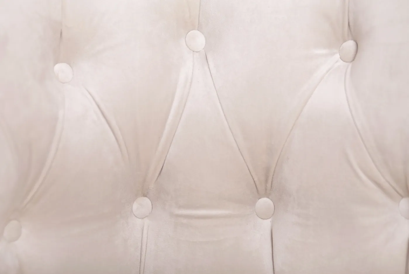Низкое кресло Swaun Beige Velvet в интерьере