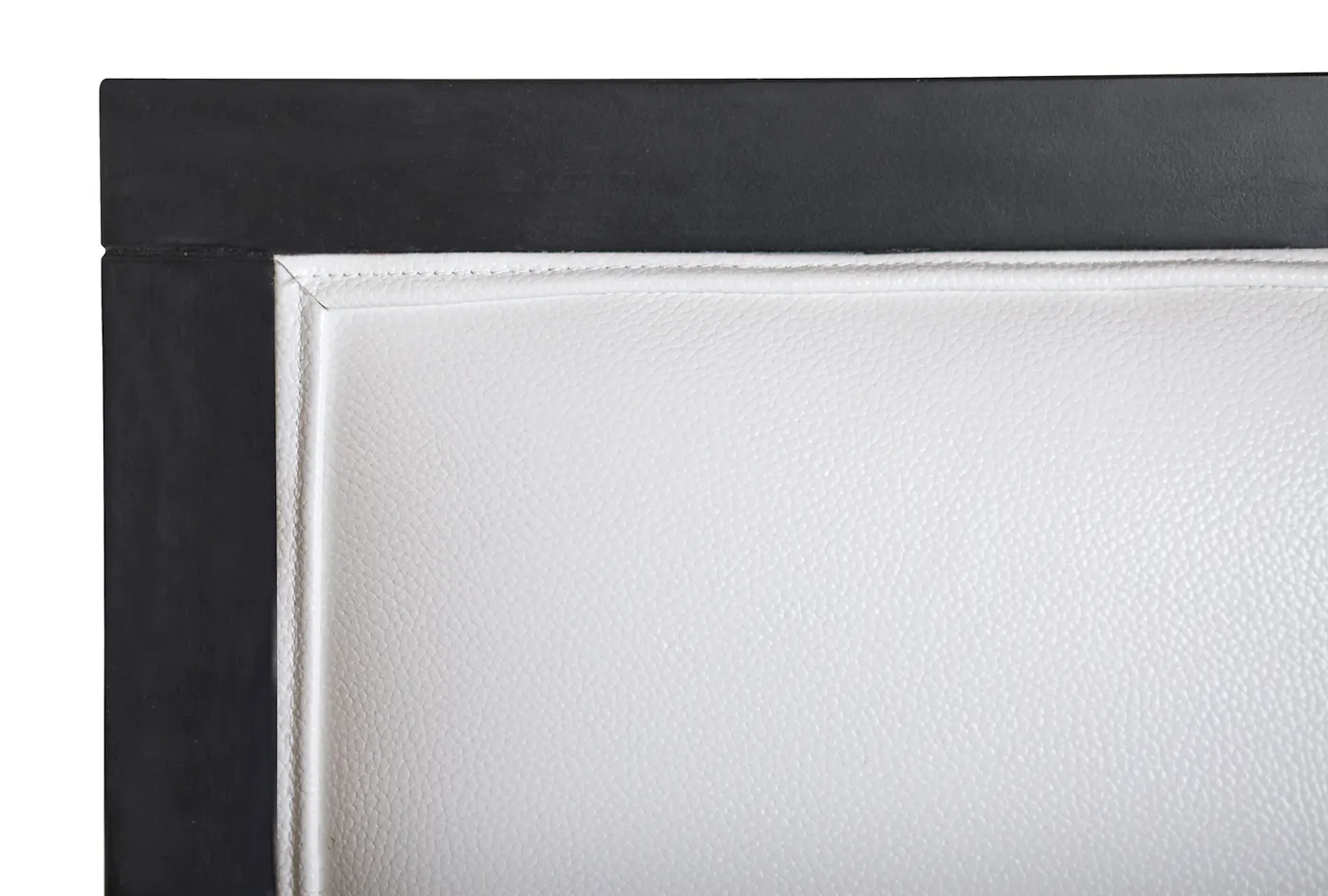 Классическое американское кресло Colin White Leather в интерьере в Москве Классическое американское кресло Colin White Leather в интерьере