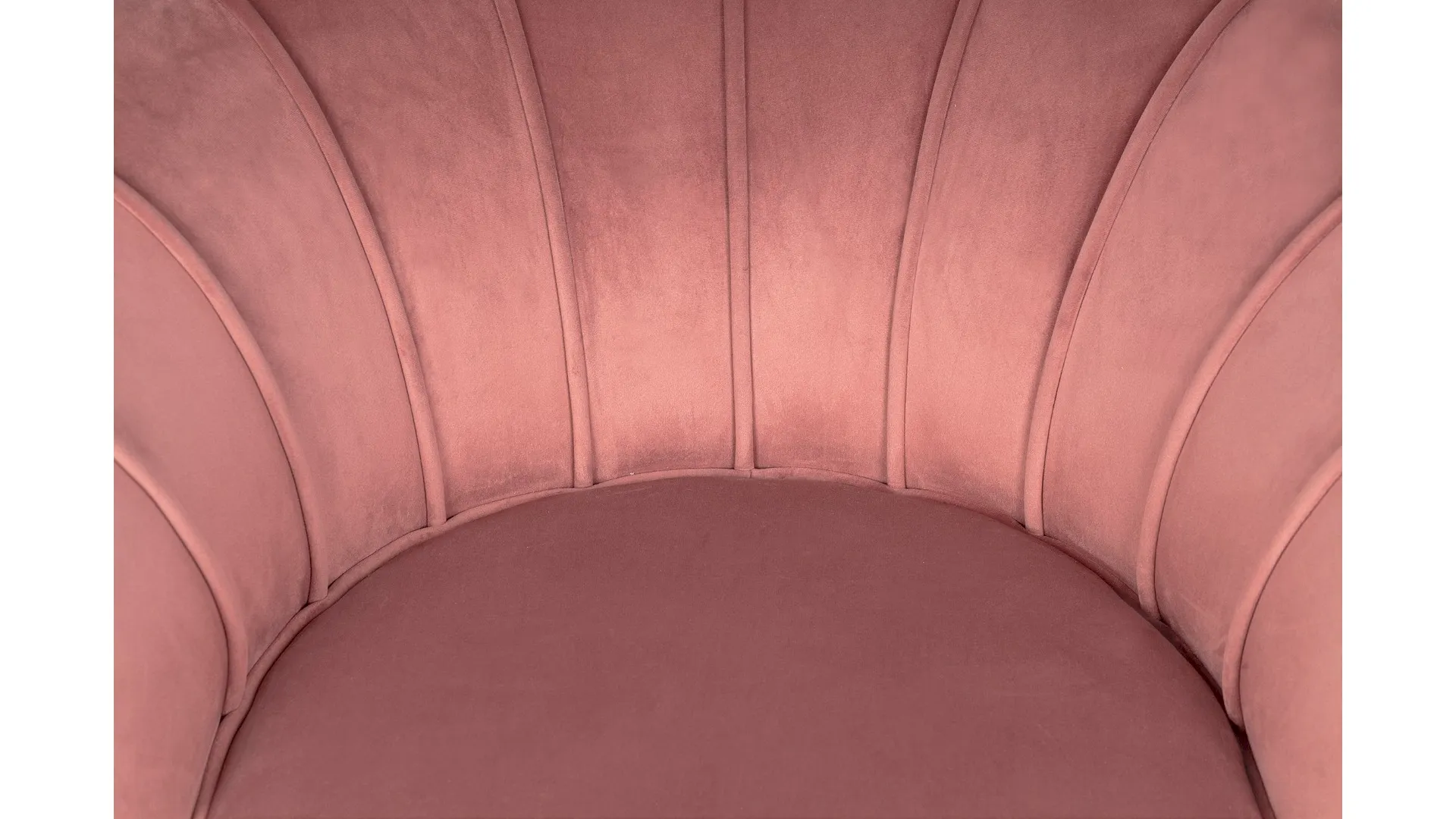 Низкое кресло ракушка Pearl Pink V3 на черных ножках в интерьере в Москве Низкое кресло ракушка Pearl Pink V3 на черных ножках в интерьере