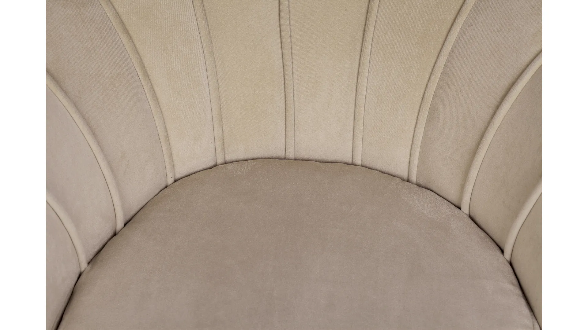 Низкое кресло ракушка Pearl Taupe на черных ножках в интерьере в Москве Низкое кресло ракушка Pearl Taupe на черных ножках в интерьере