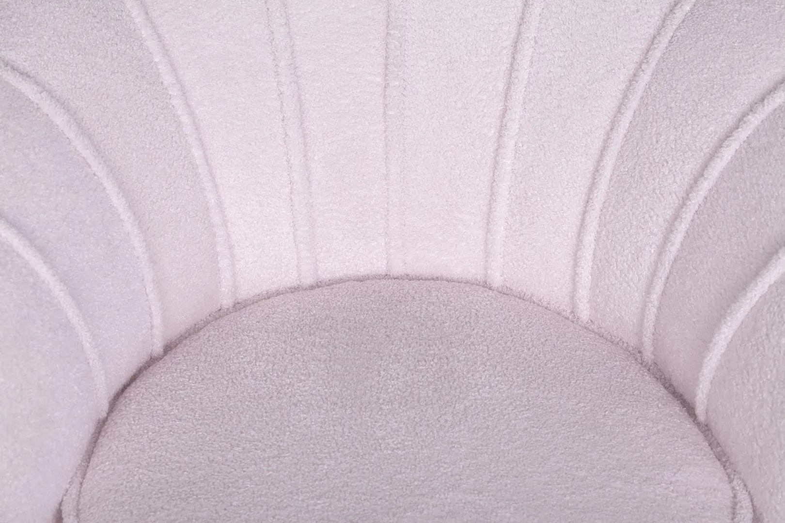 Низкое кресло ракушка Pearl Pink Boucle в интерьере в Москве Низкое кресло ракушка Pearl Pink Boucle в интерьере