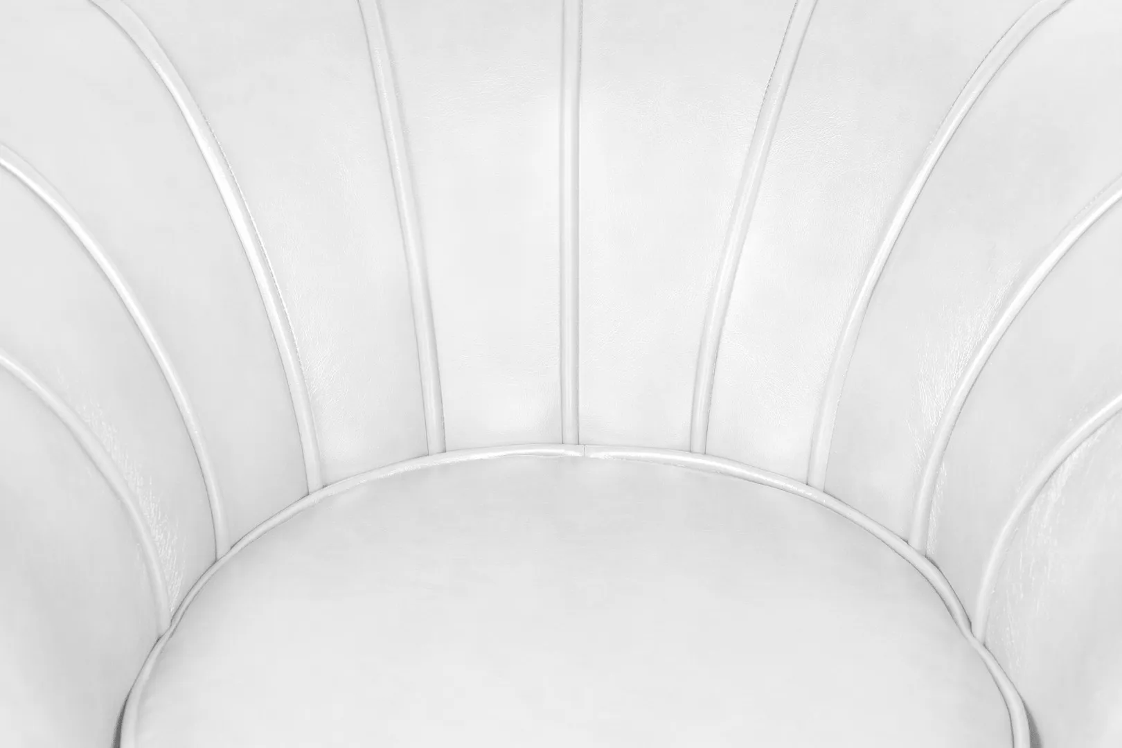 Низкое кресло ракушка Pearl White в интерьере в Москве Низкое кресло ракушка Pearl White в интерьере