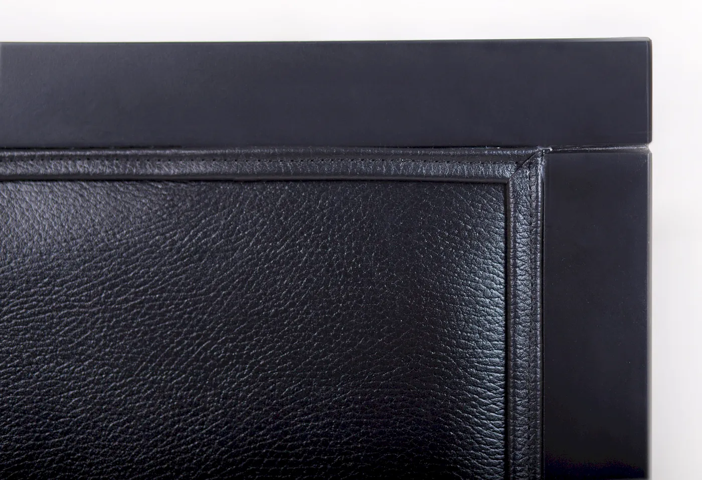 Классическое американское кресло Colin Black Leather в интерьере в Москве Классическое американское кресло Colin Black Leather в интерьере