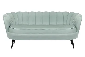 Диван ракушка для гостиниц Pearl Triple Green на черных ножках в интерьере