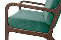 фото Низкое кресло с деревянными подлокотниками Mody Green V2 цвет зеленый в интерьере