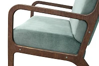 Низкое кресло с деревянными подлокотниками Mody Green в интерьере