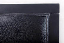 фото Классическое американское кресло Colin Black Leather в интерьере